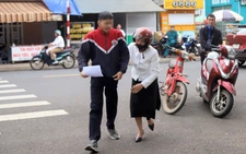 Học trò suýt trễ thi, cô giáo tất tả chạy đi đón, bỏ luôn xe ngoài đường