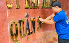 Đang gắn bảng tên phường, nhiều trụ sở quận thành nơi làm việc của phường mới ở TP.HCM