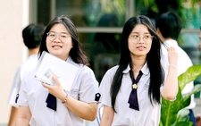 Thí sinh vui vẻ vì đề thi văn tốt nghiệp THPT 2025 nhẹ nhàng