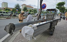 Cảnh sát giao thông TP.HCM xử lý xe ba gác, xe lôi tự chế chở sắt thép dài ngoằng