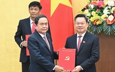 Chủ tịch Quốc hội Trần Thanh Mẫn trao các quyết định về nhân sự mới