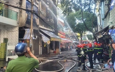 Cháy lớn tại cửa hàng bán vàng mã ở trung tâm TP Cần Thơ