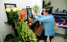 Trưởng Ban Tuyên giáo và Dân vận Trung ương thắp hương tưởng nhớ cố Tổng Bí thư Nguyễn Văn Linh