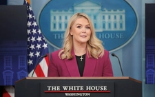 Thư ký báo chí Nhà Trắng bị chỉ trích vì ca ngợi ông Trump quá đà