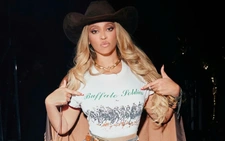 Beyoncé bị chỉ trích vì mặc áo chống người bản địa trong tour diễn Cowboy Carter