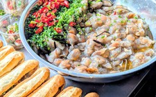 Hidden alley spot brings Hue flavor of ‘banh mi bot loc’ to Ho Chi Minh City
