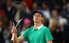 Sinner 'hạ đẹp' Djokovic ở bán kết Roland Garros 2025
