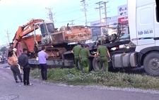 Hai cô gái đi xe máy ngã vào xe container tử vong trong trời mưa