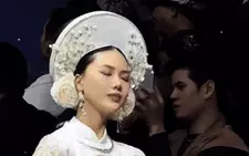 Hoa hậu Bùi Quỳnh Hoa 'nhập đồng' khi diễn thời trang Thoải mộng