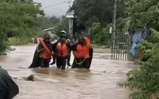 Công an, quân đội dầm mình dưới mưa lũ đưa người dân ra khỏi nơi ngập sâu