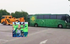 CLB hàng đầu Trung Quốc bị tịch thu xe buýt vì nợ, cầu thủ đạp xe về sau buổi tập