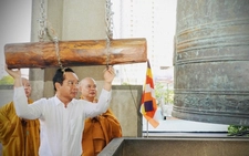 Chủ tịch Nguyễn Văn Được thỉnh chuông hòa bình cầu quốc thái dân an ở chùa Vĩnh Nghiêm