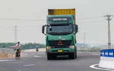 Cầu ngàn tỉ vừa thông xe, dân phải đi đường vòng về nhà, địa phương nói gì?