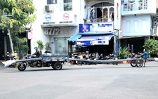 Hãi hùng xe lôi tự chế chở bó sắt 10m, chiếm hết đường ở TP.HCM