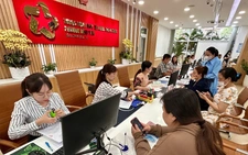 Dân đến đông đảo, cán bộ phường Bình Tiên, Bình Phú, Bình Tây… túc trực hỗ trợ làm thủ tục nhanh