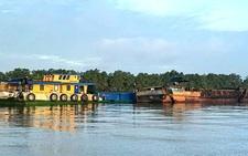 Tạm giữ 5 tàu vận chuyển trái phép 193m³ cát trên sông Cửa Tiểu