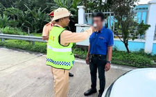 Driver carrying 45 passengers caught driving with high breath alcohol level on Vietnam expressway
