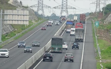 Ức chế xe chạy kiểu 'rùa bò', không giữ khoảng cách trên cao tốc