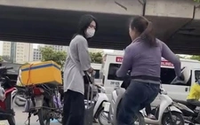 Cô gái đứng ở vỉa hè bị đuổi vì 'đứng vào chỗ bán hàng'; Cấm học sinh dùng điện thoại trong trường