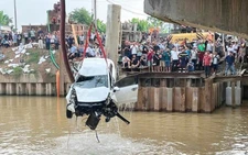 Ô tô tông hai xe máy rồi rơi xuống sông, đang tìm người mất tích