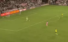 Messi ngỡ ngàng khi thủ môn đối thủ 'biếu' bàn thắng dễ dàng