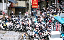 Hà Nội cần làm gì để cấm xe máy chạy xăng, giải quyết vấn đề môi trường?