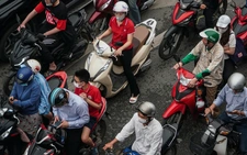 Muốn cấm xe máy chạy xăng, Hà Nội cần công bố ngay chính sách hỗ trợ người dân