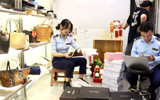 Store in Da Nang fined nearly $4,000 for selling counterfeit Gucci, Chanel, Dior-labeled items