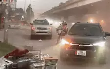 Bắc Bộ hứng siêu dông hiếm xảy ra, Quảng Ninh có gió giật cấp 10