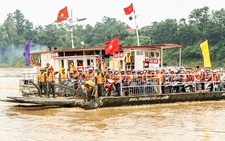 Nước sông Hồng chảy xiết, tạm dừng vận hành phà quân sự ở Phong Châu