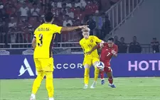 Video: Màn 'đấu võ' quyết liệt giữa U23 Indonesia và U23 Malaysia