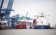 Logistics cho siêu đô thị TP.HCM: Gỡ quá tải bằng xây cầu, mở đường chưa đủ