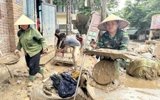 Người dân vùng lũ Nghệ An bới tìm tài sản trong lớp bùn dày đặc
