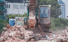 Cận cảnh việc phá dỡ tòa nhà Pháp cũ 4 mặt tiền để mở rộng đường Hùng Vương, phục vụ lễ diễu binh