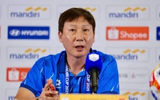 HLV Kim Sang Sik phủ nhận 'chơi chiêu' xếp chai nước ngăn U23 Indonesia ném biên