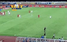 Trợ lý HLV U23 Indonesia nhận thẻ đỏ vì đá chai nước vào ông Kim Sang Sik