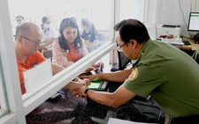 Nhiều người nước ngoài ở Tây Ninh đến công an xác thực tài khoản định danh điện tử