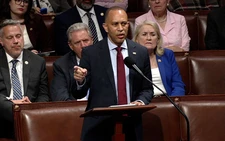 Nghị sĩ Dân chủ phát biểu hơn 5 giờ để hoãn luật chi tiêu của ông Trump