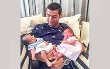 Cristiano Ronaldo từng ẵm hai cầu thủ Nuno Mendes và Vitinha lúc nhỏ?
