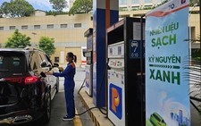Xăng E10: Người dùng còn 'lạ lẫm' dù giá rẻ hơn, xanh hơn