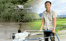 Người lái drone cứu 2 em nhỏ giữa sông nói vừa cứu vừa... run