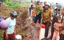 Hiện trường 2 cháu gái chết dưới mương nước, có chiếc xe máy ngã bên cạnh