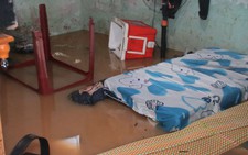 Nước tràn vào nhà, người dân Đà Nẵng xuyên đêm dọn bùn