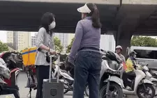 Bà bán trà đá đuổi cô gái khỏi vỉa hè vì 'đứng vào chỗ bán hàng': Ai cho xem vỉa hè như của riêng?