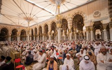 Độc lạ hệ thống che mát công nghệ cao quanh nhà thờ Hồi giáo ở Saudi Arabia