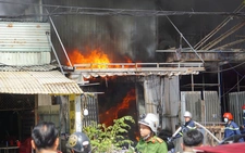 Kho vải bông bốc cháy dữ dội tại Đà Nẵng