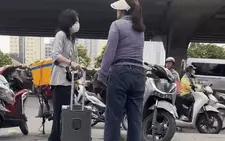 Từ vụ bà bán trà đá đuổi cô gái khỏi vỉa hè, làm sao để không xử phạt kiểu 'bắt cóc bỏ dĩa'?