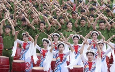 Khai mạc giải bóng đá hoành tráng, có trống hội và Võ Hạ Trâm, Đông Hùng 'đốt cháy' sân khấu