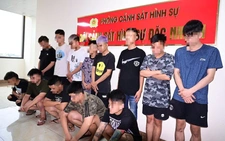 Mang hung khí diễu phố, 9 thanh niên bị tạm giữ