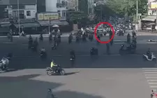 Vụ ô tô tông liên hoàn 12 xe máy: Bùng nổ tranh cãi 'tài chưa quen không nên dùng giữ phanh tự động'